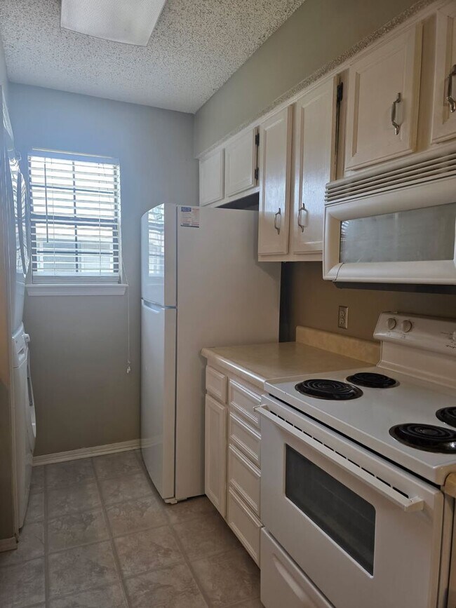 Building Photo - Nice modern style 1 Bdrm Condo in Delaware...