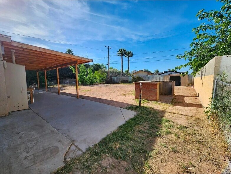 Building Photo - 730 E 1st St