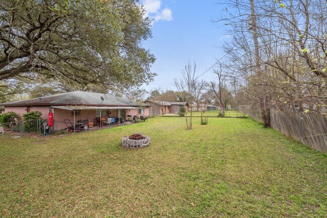 Building Photo - August Pre-Lease Available!! 3 Bed, 2 Bath with Huge Backyard and Covered Patio!