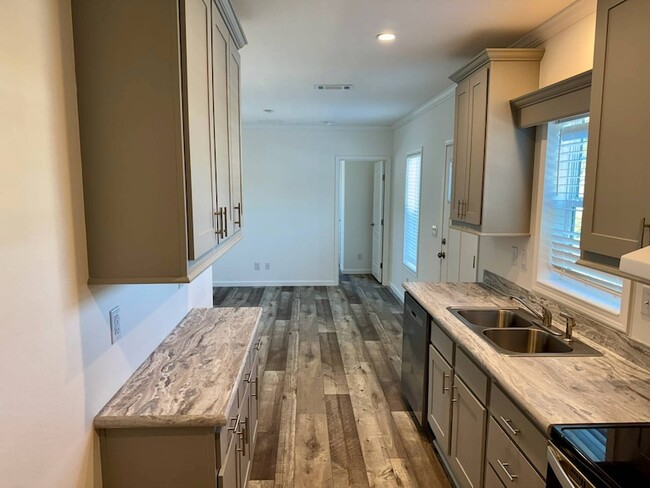 Building Photo - 843 E Colonial Cir