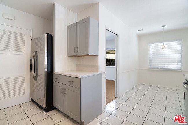 Building Photo - 414 University Ave