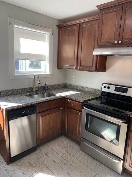 Building Photo - 166 White St