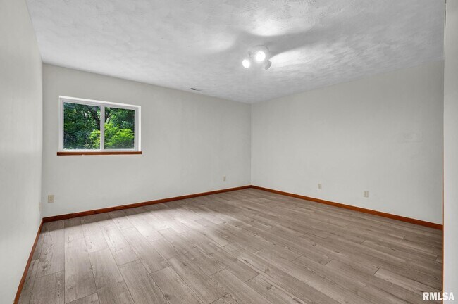 Building Photo - 2321 W Pintura Ct