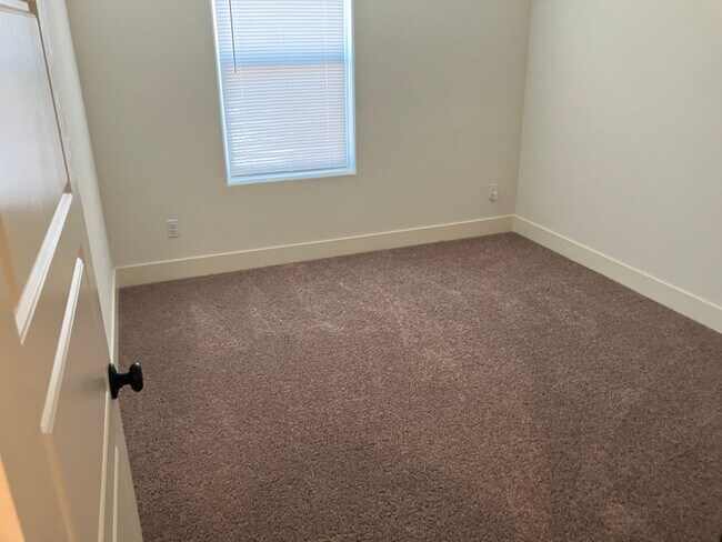 Building Photo - 5 bedroom 3 1/2 bath house in gated commun...