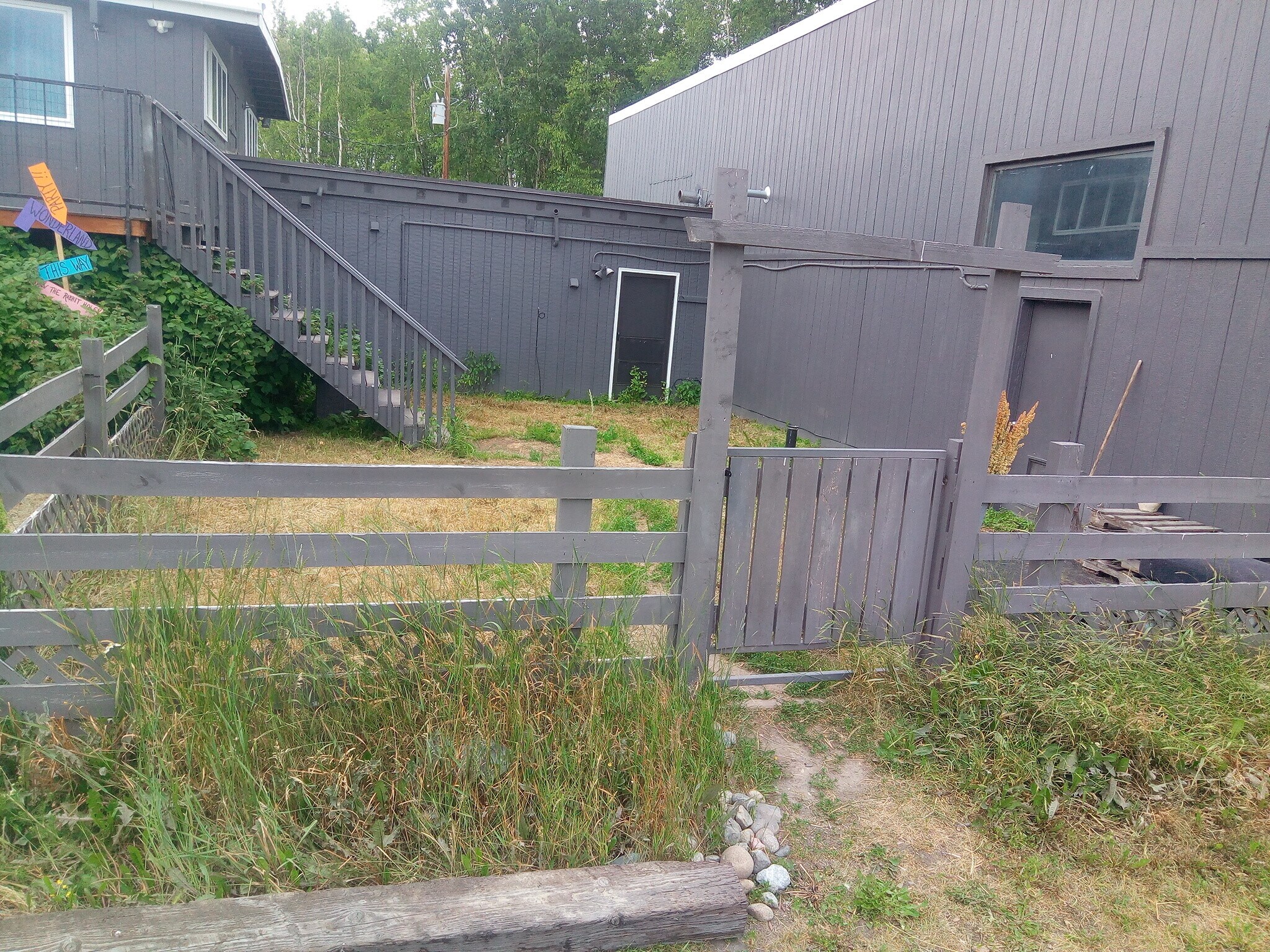Dog yard-BBQing - 7460 E Denelle St