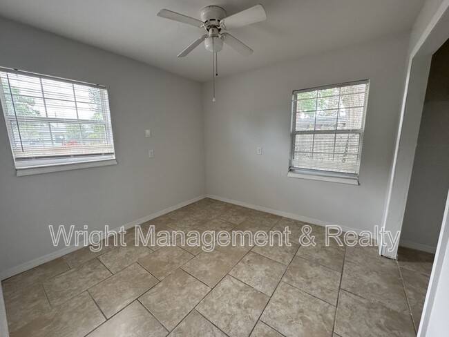 Building Photo - 438 Country Club Dr