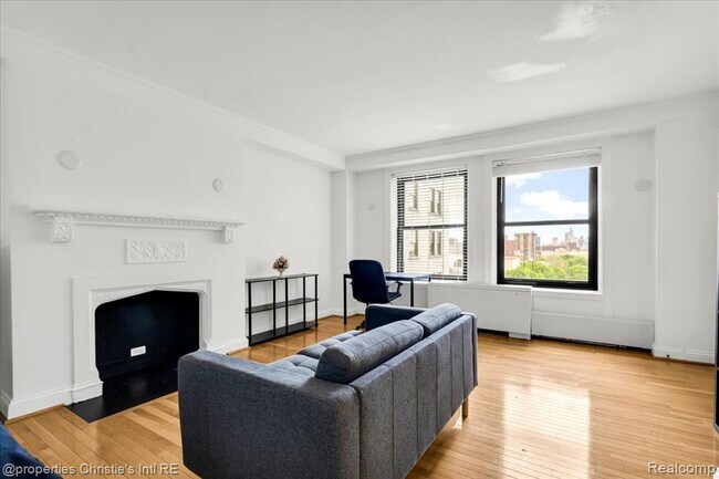 Building Photo - 15 E Kirby St