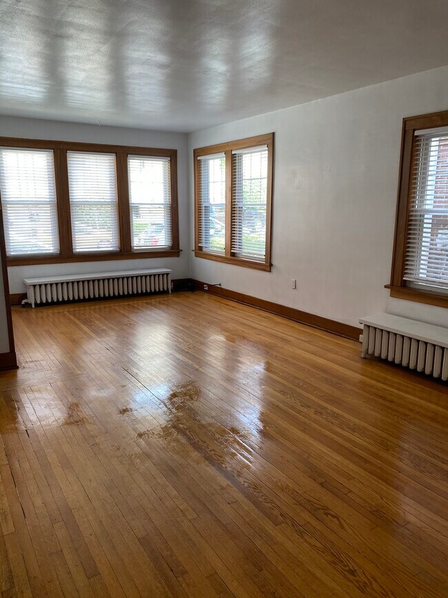 Living room - 107 W Sycamore St