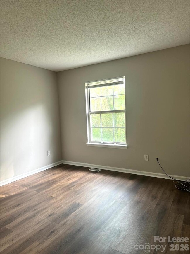 Building Photo - 3912 Briarhill Dr