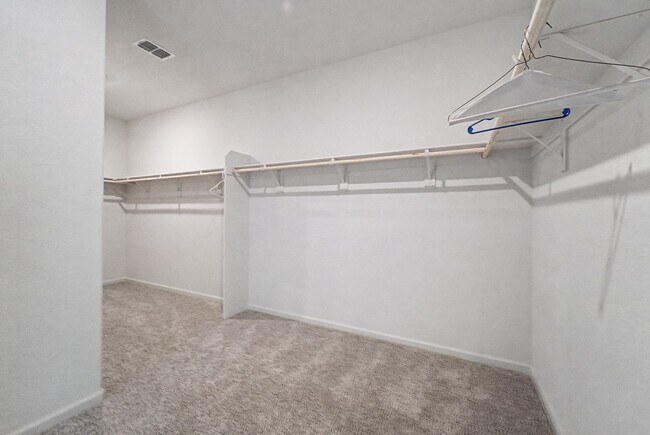 Building Photo - Big 3 bedroom 3 bath in Plumas Lake