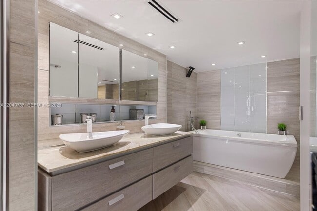 Building Photo - 6061 Collins Ave