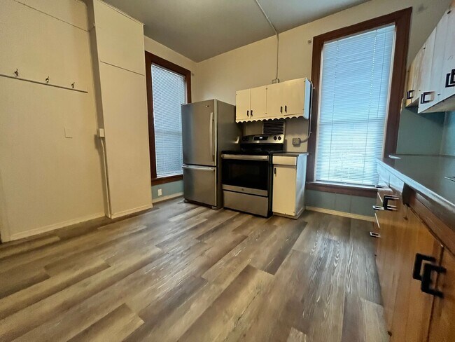 Building Photo - Newly Renovated Studio in the Hip Strip!