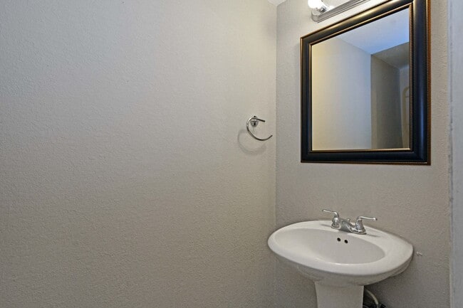 Building Photo - Beautiful 2-Bed, 2-Bath Townhome in Coon Rapids