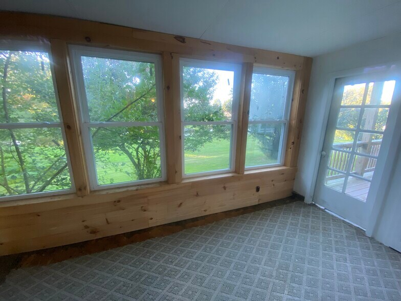 Building Photo - 6427 Chippewa Rd