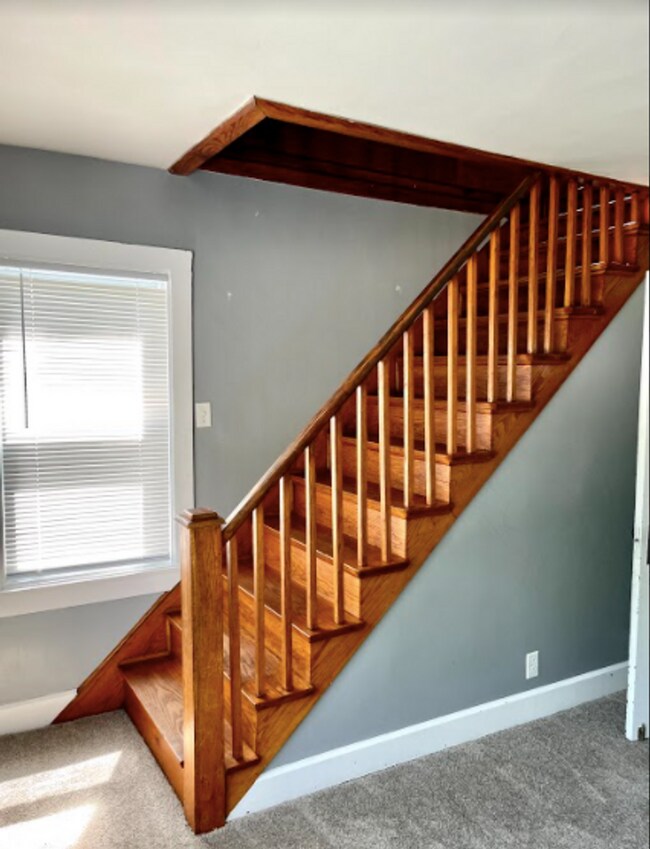Building Photo - AVAILABLE NOW. 2 bed/1 bath SINGLE FAMILY HOME with fenced yard!