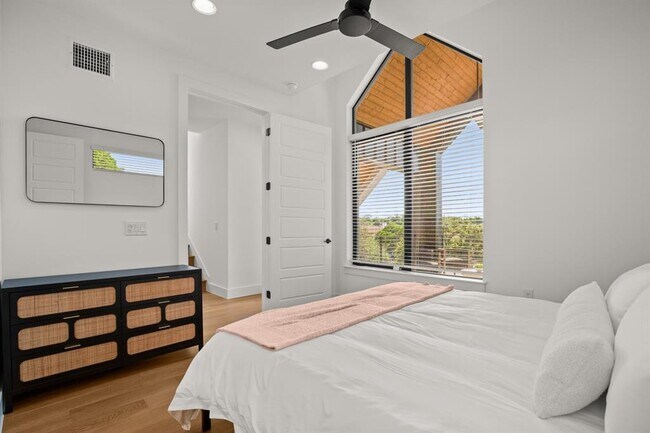 Building Photo - 1006 Winsted Ln