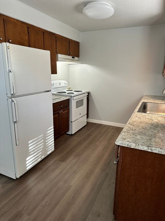 Building Photo - Updated 2-Bedroom 1 Bathroom Near Whitewat...