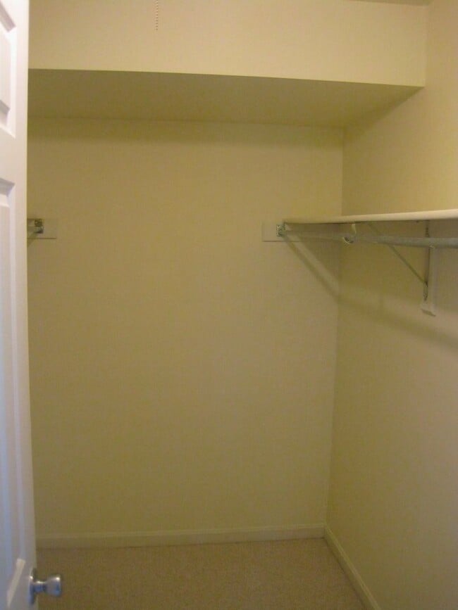 Building Photo - Top Floor Condo with Fireplace and Open Fl...