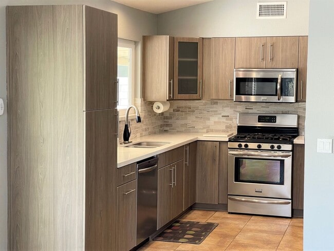 Building Photo - 3+ bedroom, 2 bath pool and spa home