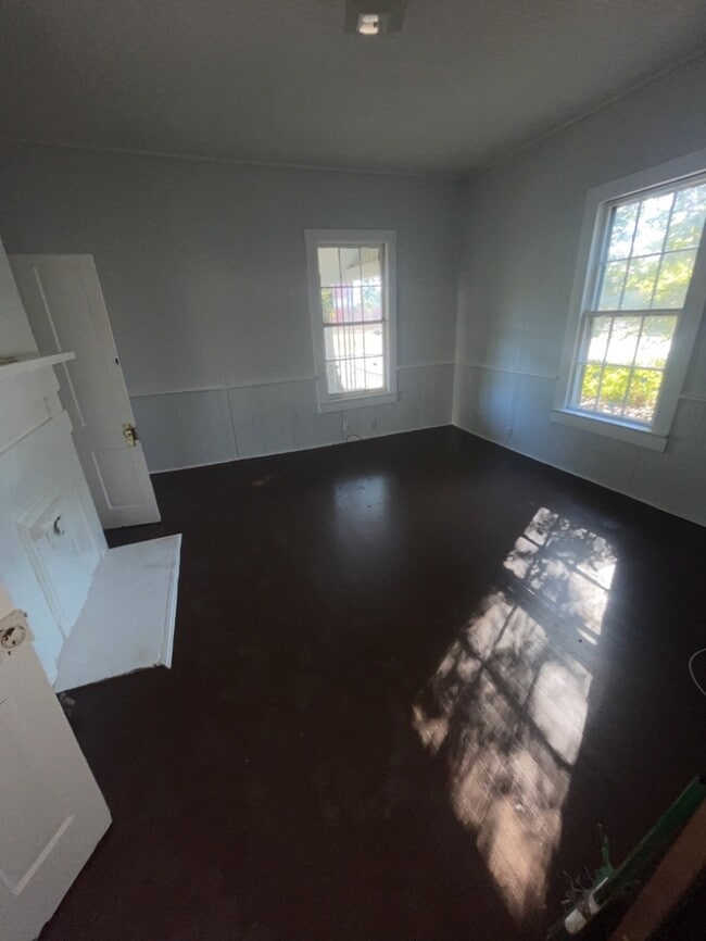 Building Photo - 2 Bedroom 1 Bathroom