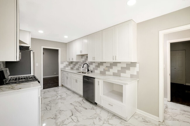 Building Photo - 75 Carthage Ln