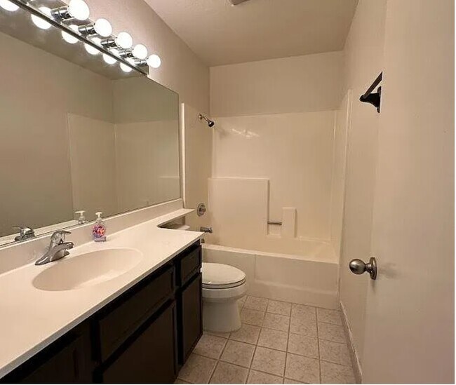 Building Photo - 870 S Rancho Santa Fe Rd