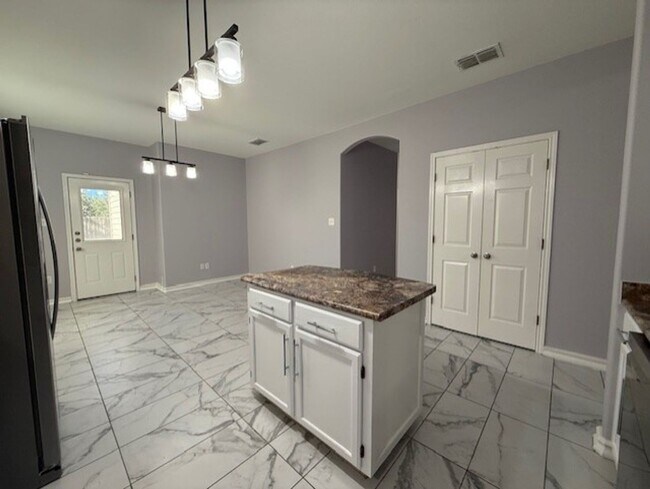 Building Photo - Las Ventanas off Highway 359!