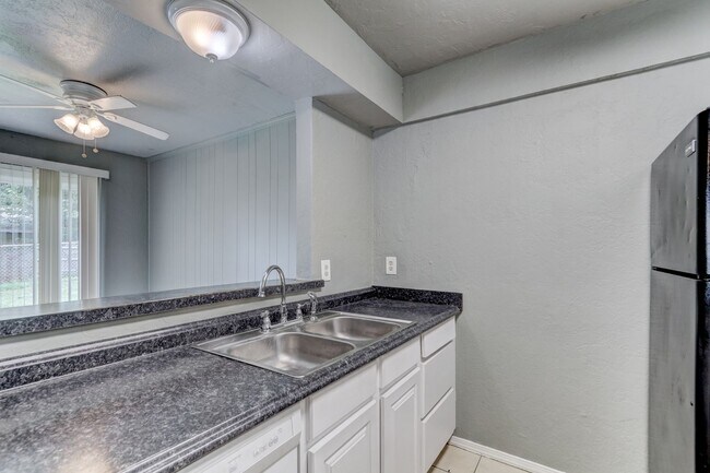Building Photo - 4 bed 1.5 bath duplex in Midwest City