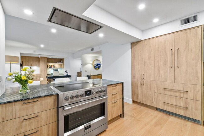 Building Photo - 2660 S Ocean Blvd