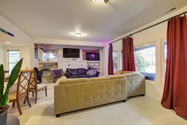 Building Photo - Huge U.W. Home Now Renting for September 2026