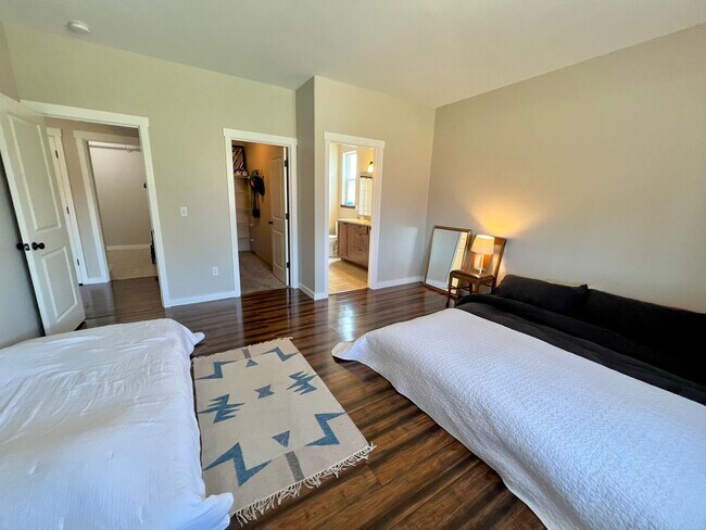 Building Photo - Modern 3 Bedroom Home