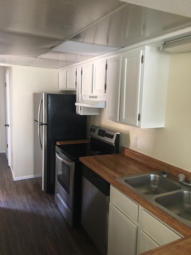 Building Photo - 2 Bedroom Condo in Country Club Villas Com...