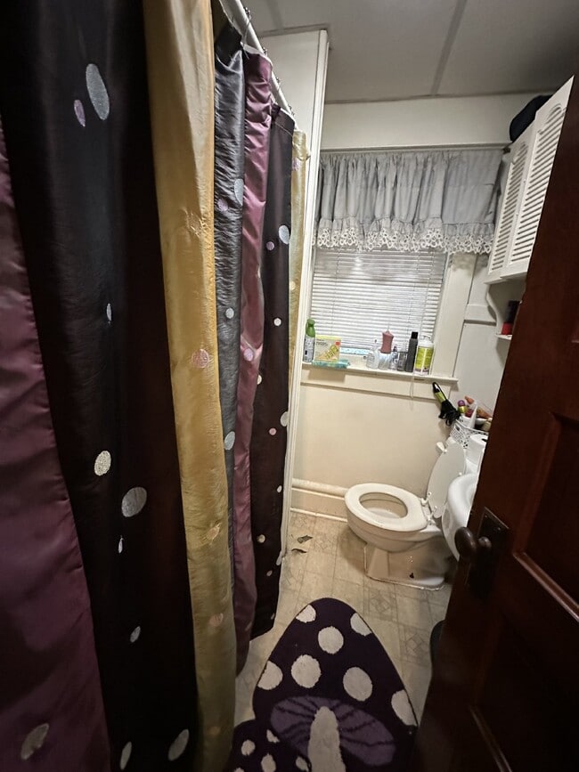 Building Photo - 3 bed 1 bath near UWEC! Available June 1st 2025