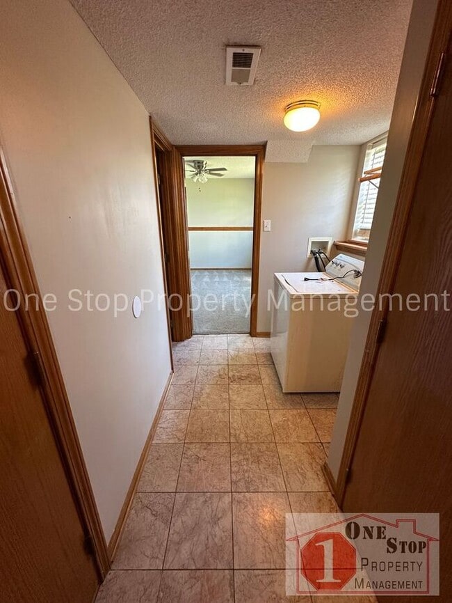Building Photo - Spacious 3 Bed, 3 Bath Home in Raymore wit...
