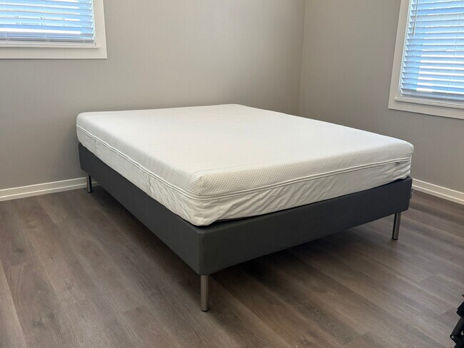 Building Photo - 935 Elmwood Ln