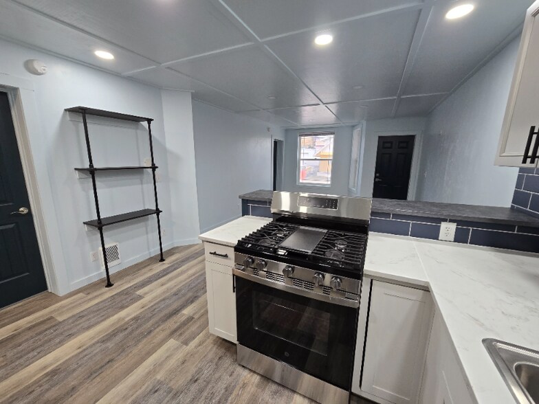 Building Photo - 1130 E 2nd St