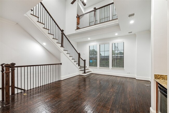 Building Photo - 1046 W 23rd St