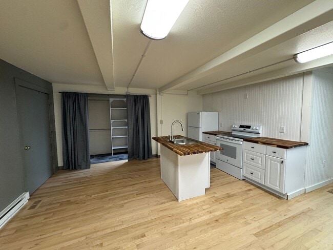 Building Photo - 2nd &amp; Diamond