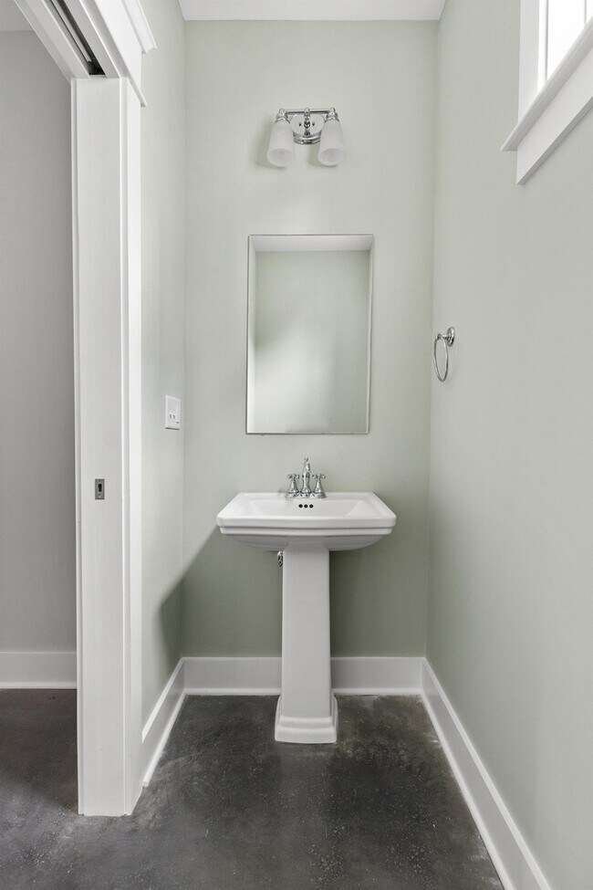 Half Bathroom on Ground Floor - 308 Duke St