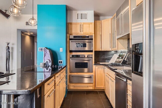 Building Photo - 207 W Clarendon Ave