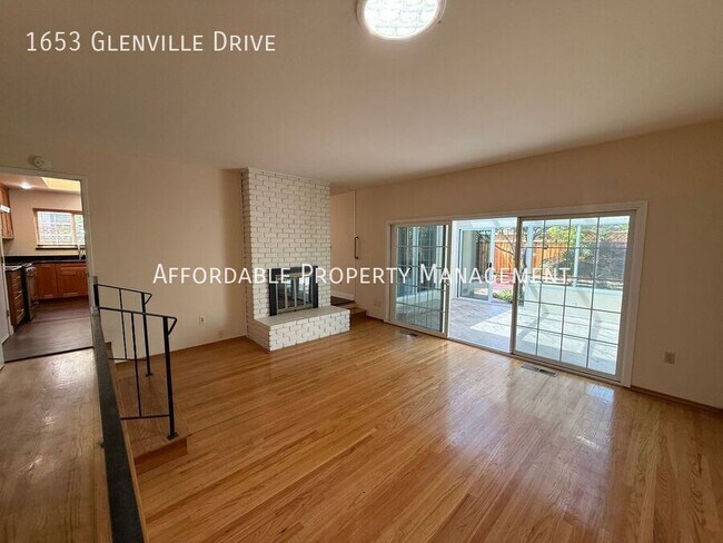 Building Photo - 1653 Glenville Dr