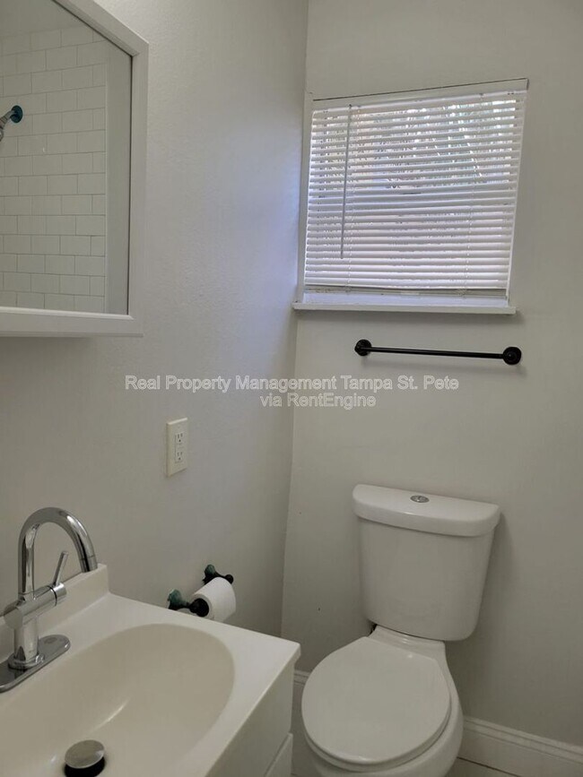 Building Photo - 618 17th Ave S