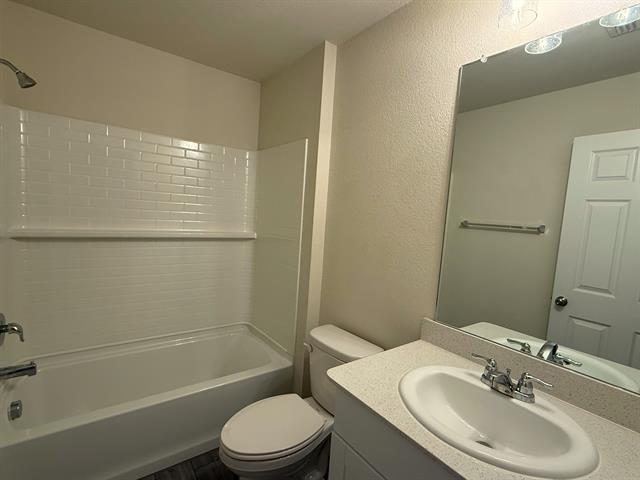 Building Photo - 472 Lake Erie Dr