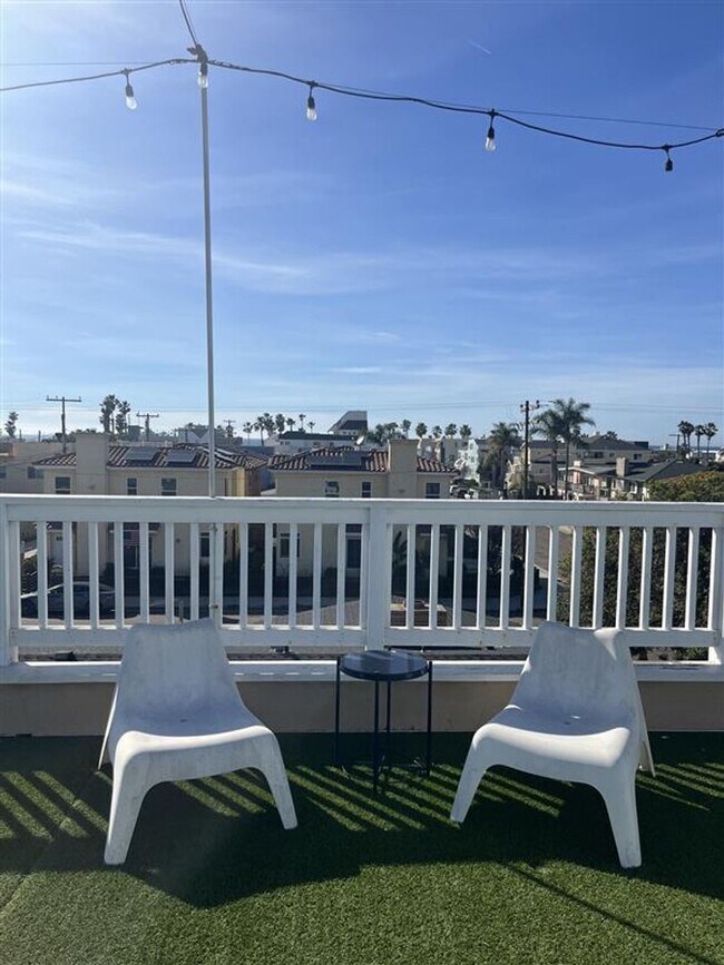 Building Photo - Short or Long Term Rental | ROOFTOP VIEWS!