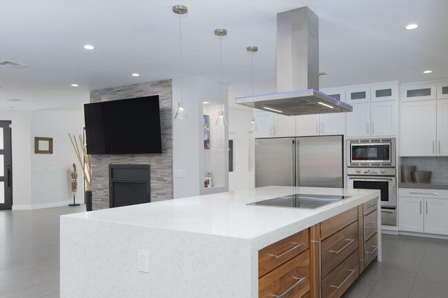 Building Photo - 2423 E Lincoln Cir