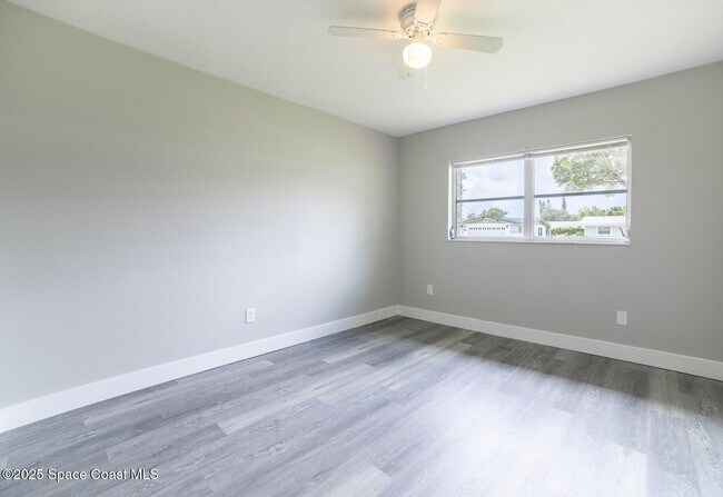 Building Photo - 1131 Linda Ave