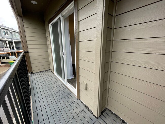 Building Photo - Beautiful, Bight & Modern 2Bd/2.5Ba Townhome in North Bethany! Two car attached garage, In unit l...