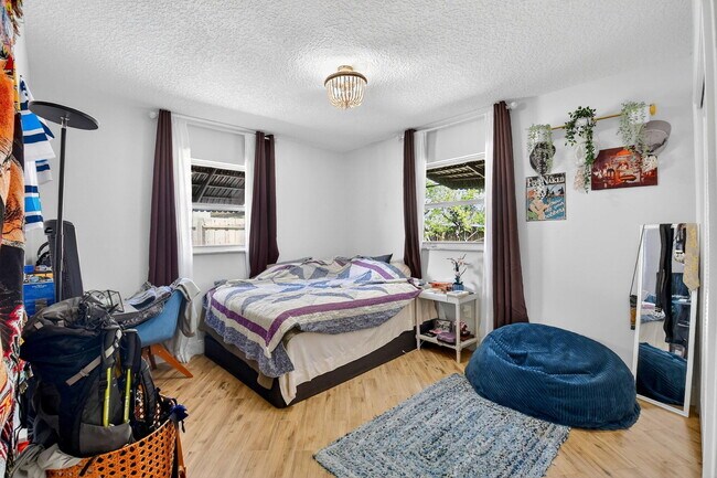 Building Photo - 320 Riverdale Rd