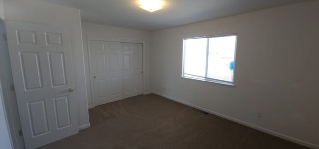 Building Photo - 720 Sunny Ln