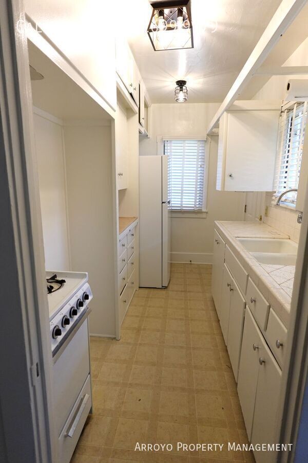 Building Photo - 1755 Paloma St